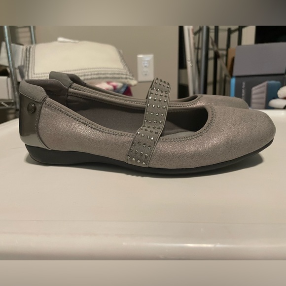 Silver flats with sequins - Anne Klein sport - size 6.5 - Picture 2 of 2